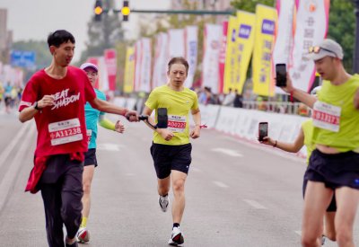 張朝陽江陰半馬首秀2小時(shí)36分完賽 雨中解鎖地標(biāo)